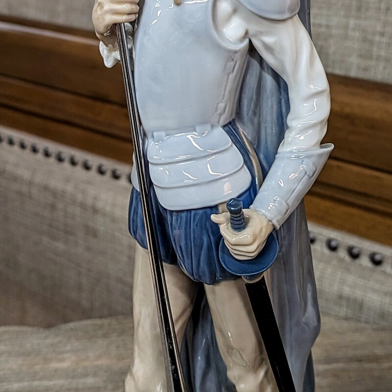 Lladro Don Quixote On Guard Figurine
Gray Blue Silver Size: 6.5 x 16H
Retired #1385