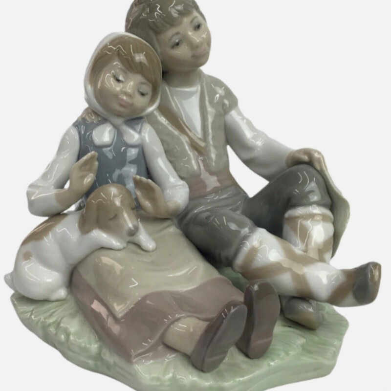 Lladro Boy & Girl Friendship Figurine
White Brown Gray Size: 6 x 6H
#1230