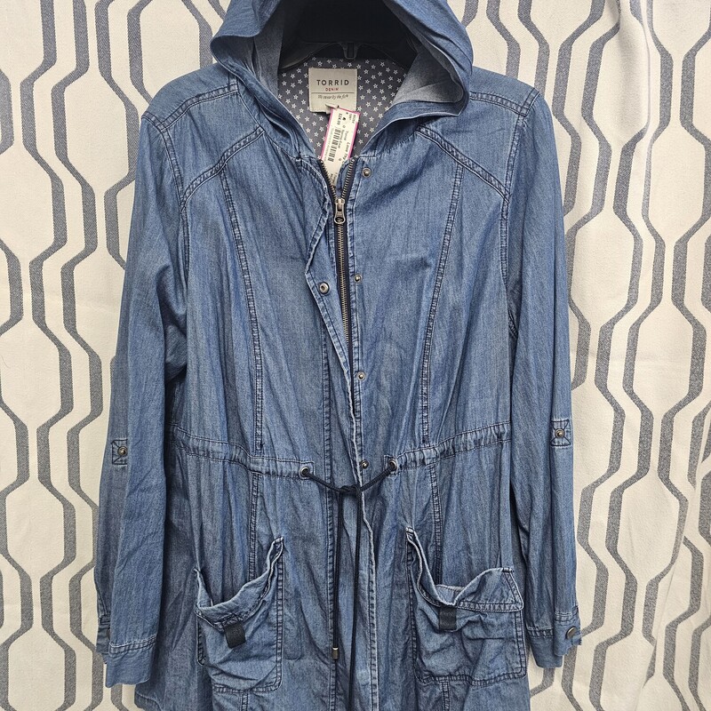 Jacket in denim with zip up front, cincheable waist and hoode. Long sleeve.