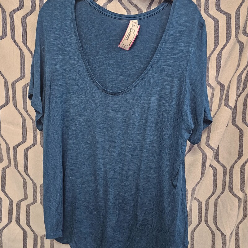 Short sleeve tee in blue teal with scoop neck