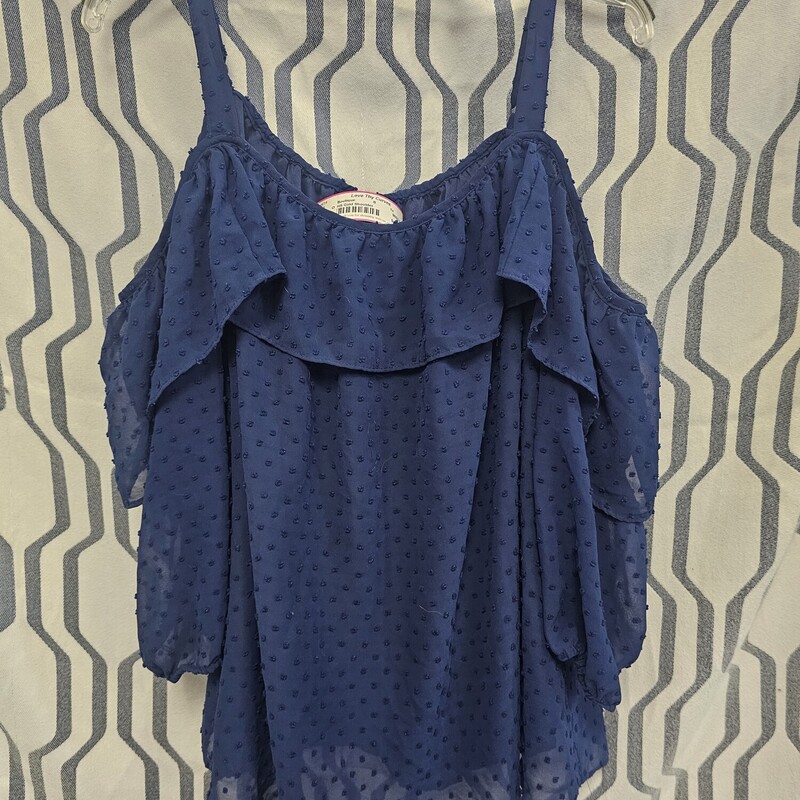 Half sleeve blouse in blue almost navy with cold shoulder look. Blouse covered in sewn in polka dots.