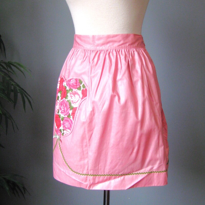 Vtg Floral Apron, Pink, Size: None
Cute apron handmade from 1970s floral cotton fabric.
It's a half apron with white lace trim and a big pocket
The white lace is stretchy.
The waist band measures 18 (not including the ties).
total length from end to end is 57
Excellent condition!  No stains or tears
Thanks for looking!
#66305