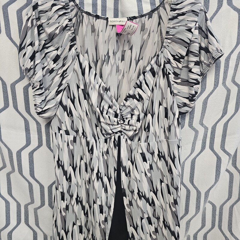 Super cute short sleeve blouse that never goes out of style. Black white and grey patten with black solid tummy panel.