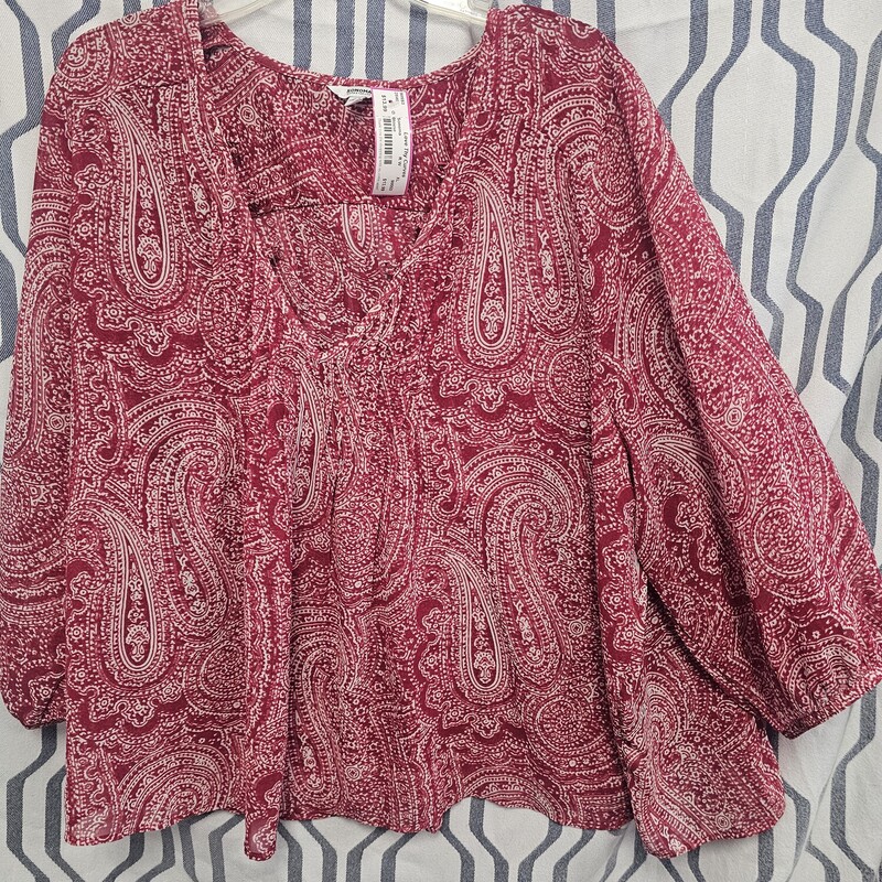 Super cute half sleeve sheer blouse in red and white.