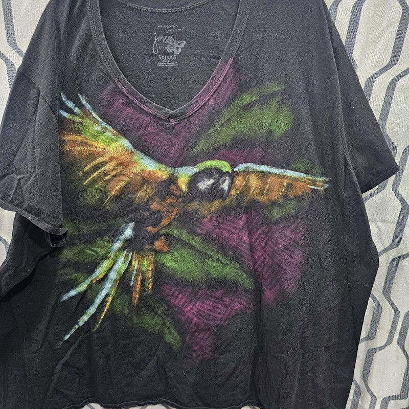 Short sleeve v neck tee in black with beautiful parrot graphic on the front.