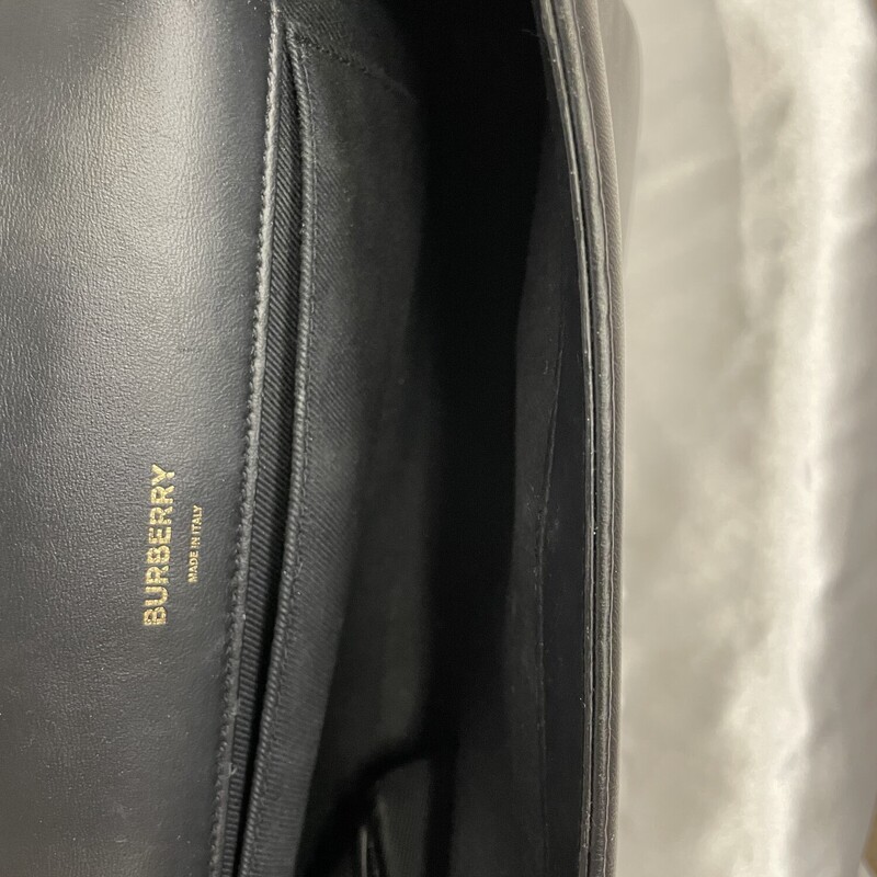 Burberry Lola Black
Burberry Crossbody Bag
Black Leather
Gold-Tone Hardware
Chain-Link Shoulder Strap
Canvas Lining & Single Interior Pocket
Flap Closure at Front

Dimensions:
Shoulder Strap Drop: 18.5
Height: 6.75
Width: 11
Depth: 2.5

Code: ITPELMAG8526PRA