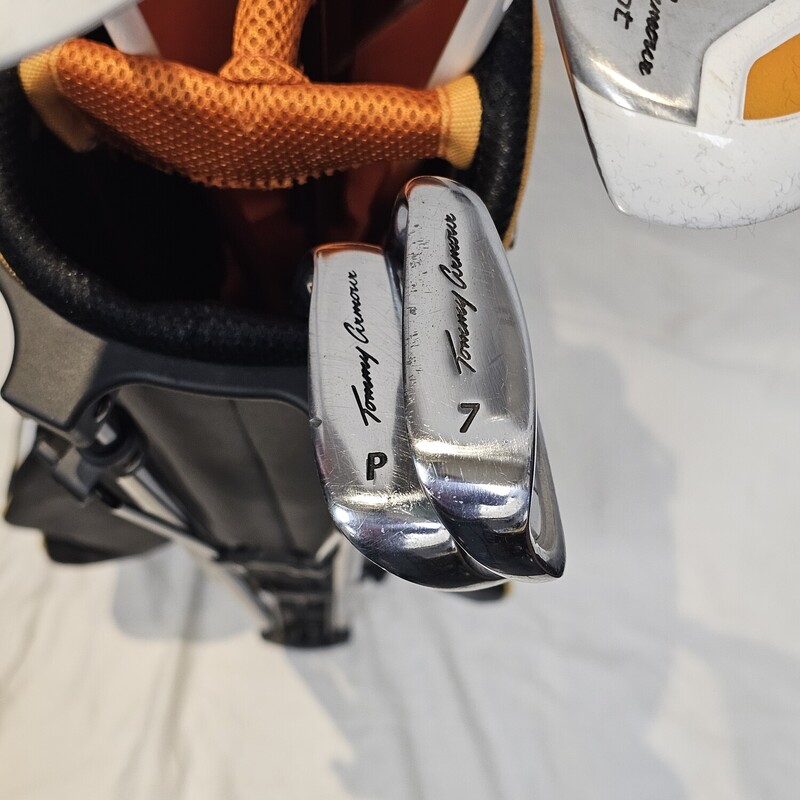 Tommy Armour Hot Scot Golf Set w/Bag<br />
Size: Junior 8-12y<br />
Right Hand<br />
<br />
Set Includes:<br />
<br />
- Driver: 15 Degree, Graphite Junior Flex/TA-26 Shaft w/ Headcover<br />
<br />
- Hybrid Driver: 21 Degree, Graphite Junior Flex/TA-26 Shaft w/ Headcover<br />
<br />
- Iron Set (7,Pitching Wedge), Graphite Junior Flex/TA-26 Shafts<br />
<br />
-Mallet Putter<br />
<br />
- 3 Pocket Stand Bag<br />
<br />
Gently Used: Excellent Condition