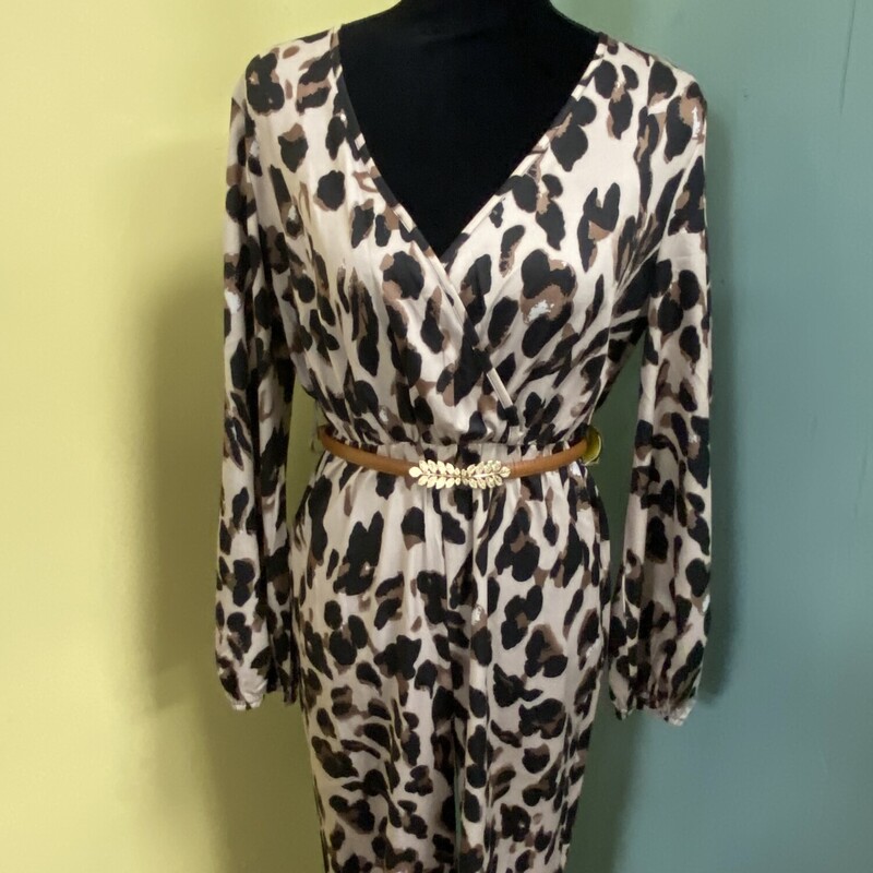 this jumpsuit is gorgeous!!!!
criss cross in the chest area
elastic waist
light weight fabric, billowing legs
eyelet hook in the back
elastic sleeves

Chaolilai, Leopard, Size: M