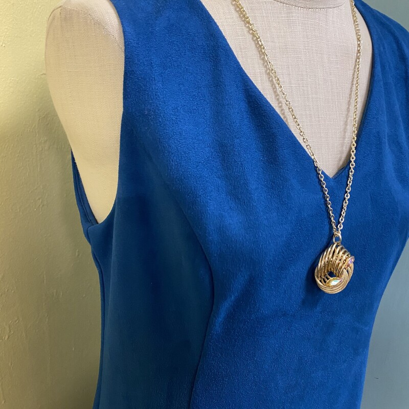 this dress ya all!!! the color alone is outstanding!!!
gold zippered back
straight fit
sleeveless
beautiful design at the hemline
suede feel
Sodi, Blue, Size: L