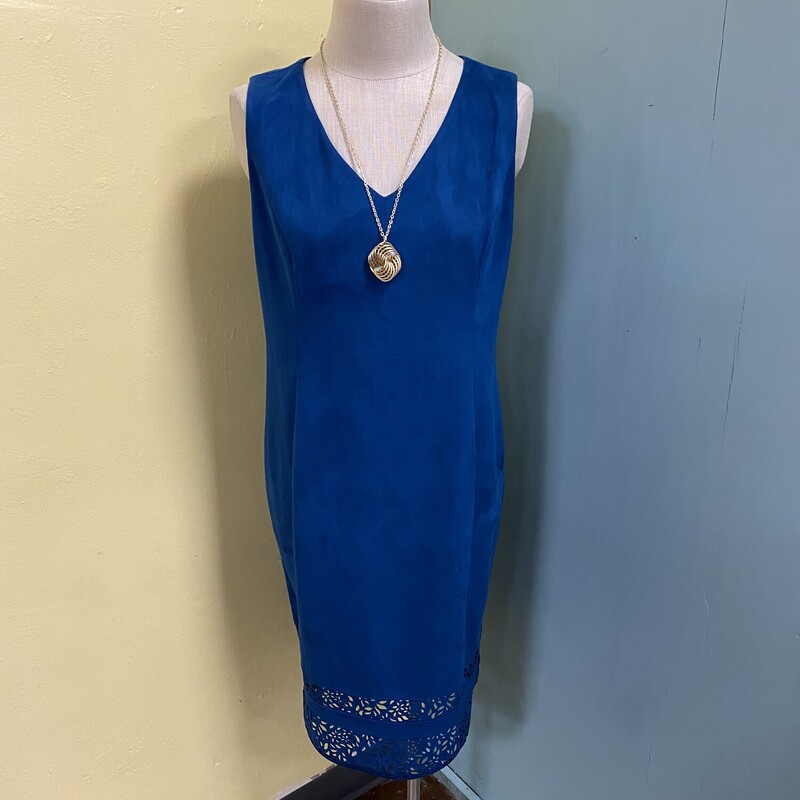 this dress ya all!!! the color alone is outstanding!!!
gold zippered back
straight fit
sleeveless
beautiful design at the hemline
suede feel
Sodi, Blue, Size: L