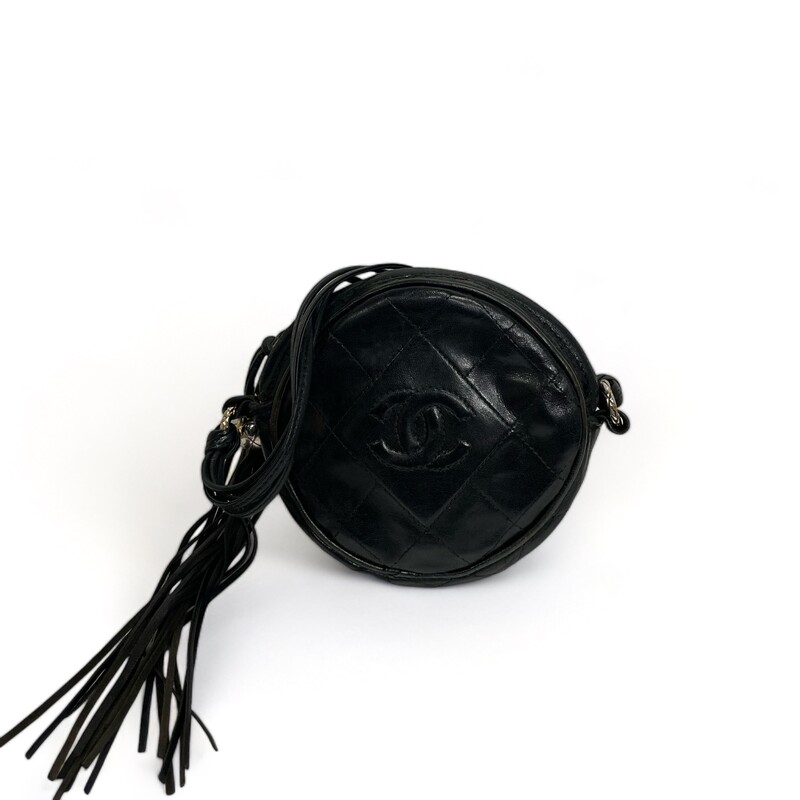 Chanel Quilted Circle Lambskin bag
Year: 1989-1991
Dimensions: 5.5 x 5.5
Some wear on the leather