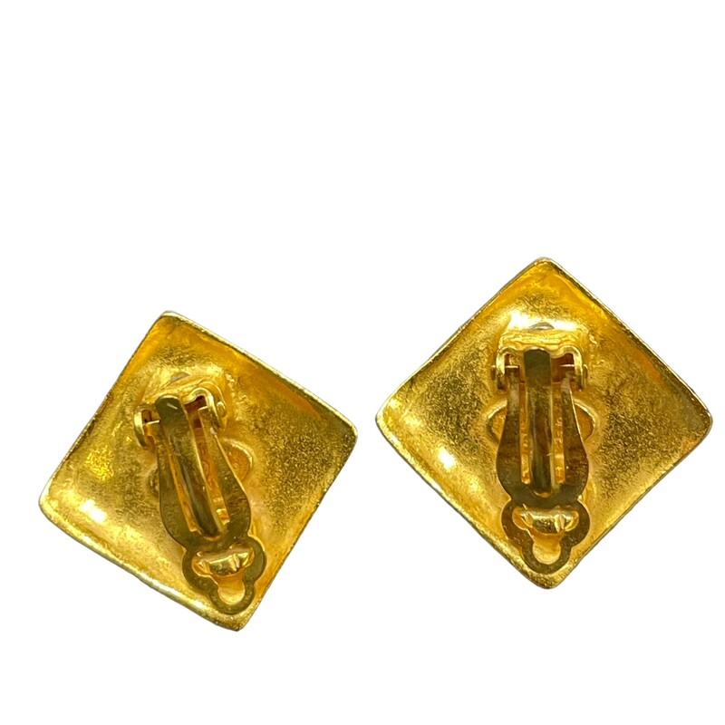 Chanel Vintage 1996<br />
Clip on Earrings<br />
24K Gold Plated<br />
In Excellent Condition