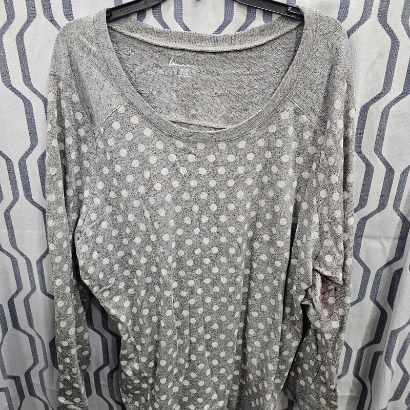 Long sleeve knit top in grey with cream colored polka dots.