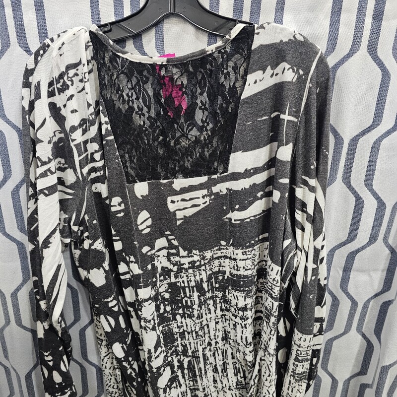 Half to three quarter sleeve knit top in black white and grey print with lace panel in back