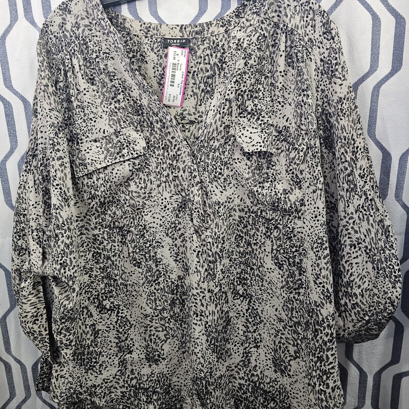 Blouse in a brown (almost grey) and black print