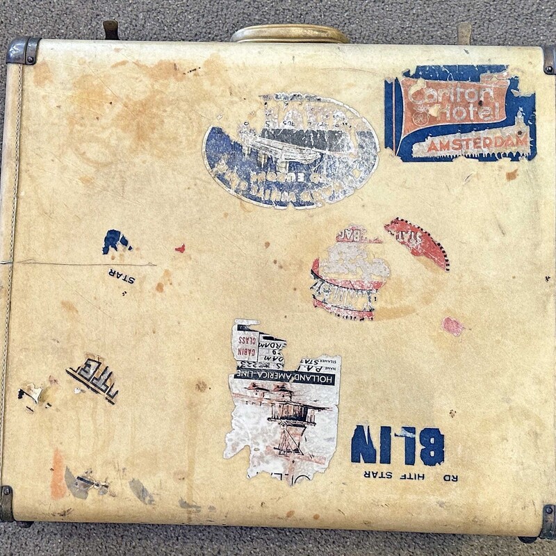 Unique Vintage Suitcase
 21 In x 9 In x 18 In
Hangar section too!
