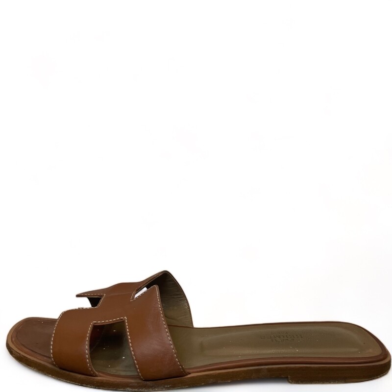 Hermes Oran Slides
Sandal in Box calfskin with iconic H cut-out.
 Brown
Size 41
Some minor wear on leather
Some toe marks