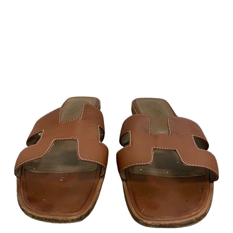 Hermes Oran Slides
Sandal in Box calfskin with iconic H cut-out.
 Brown
Size 41
Some minor wear on leather
Some toe marks
