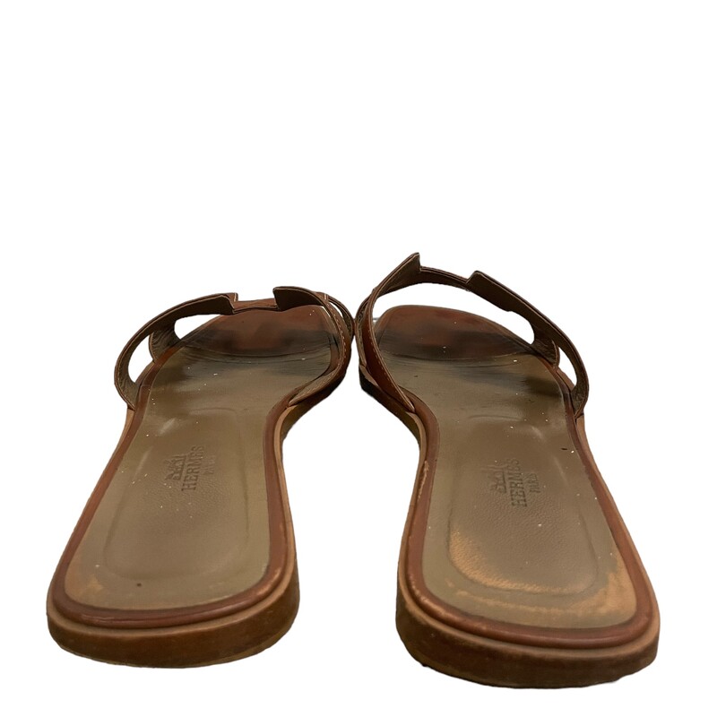 Hermes Oran Slides<br />
Sandal in Box calfskin with iconic H cut-out.<br />
 Brown<br />
Size 41<br />
Some minor wear on leather<br />
Some toe marks