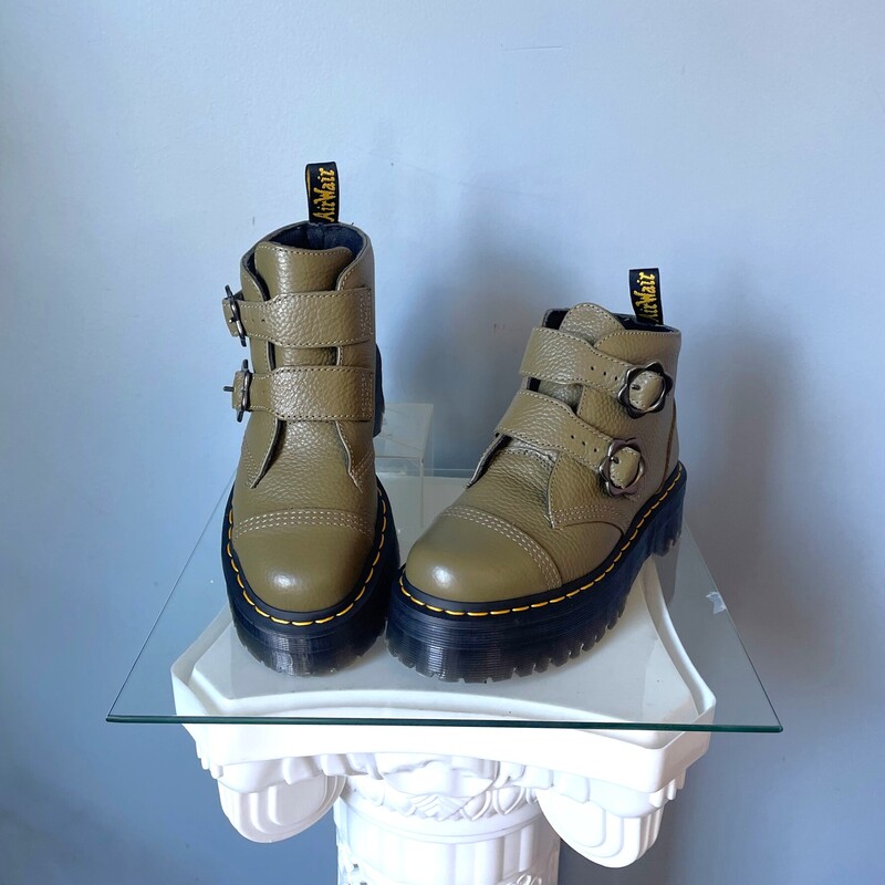 NWOT Doc Marten Devon, Green, Size: 7<br />
<br />
Beautiful pair of never worm Doc Marten Platform boots with a darling flower buckle detailing.<br />
Style name is Devon Flower<br />
Platform rubber sole with signature yellow stitching.<br />
beautiful olive green color<br />
size 7<br />
thanks for looking!!<br />
#69685
