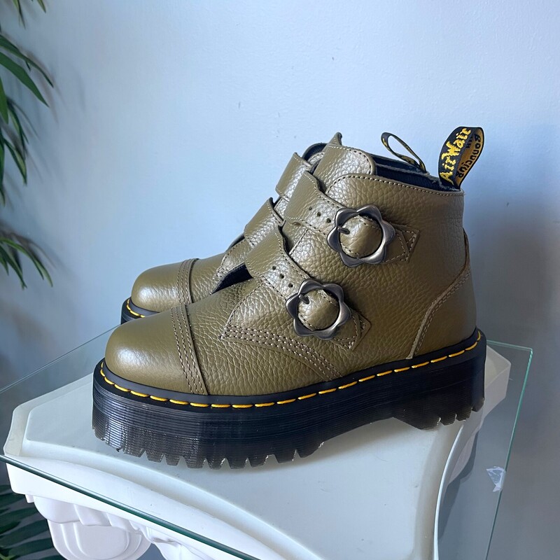 NWOT Doc Marten Devon, Green, Size: 7<br />
<br />
Beautiful pair of never worm Doc Marten Platform boots with a darling flower buckle detailing.<br />
Style name is Devon Flower<br />
Platform rubber sole with signature yellow stitching.<br />
beautiful olive green color<br />
size 7<br />
thanks for looking!!<br />
#69685