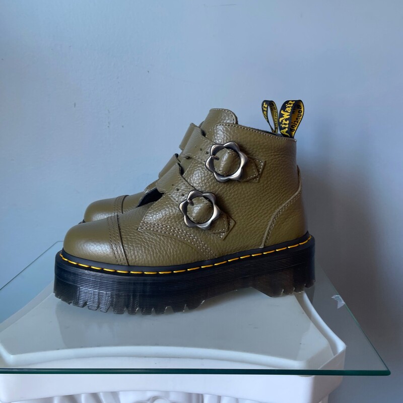 NWOT Doc Marten Devon, Green, Size: 7

Beautiful pair of never worm Doc Marten Platform boots with a darling flower buckle detailing.
Style name is Devon Flower
Platform rubber sole with signature yellow stitching.
beautiful olive green color
size 7
thanks for looking!!
#69685