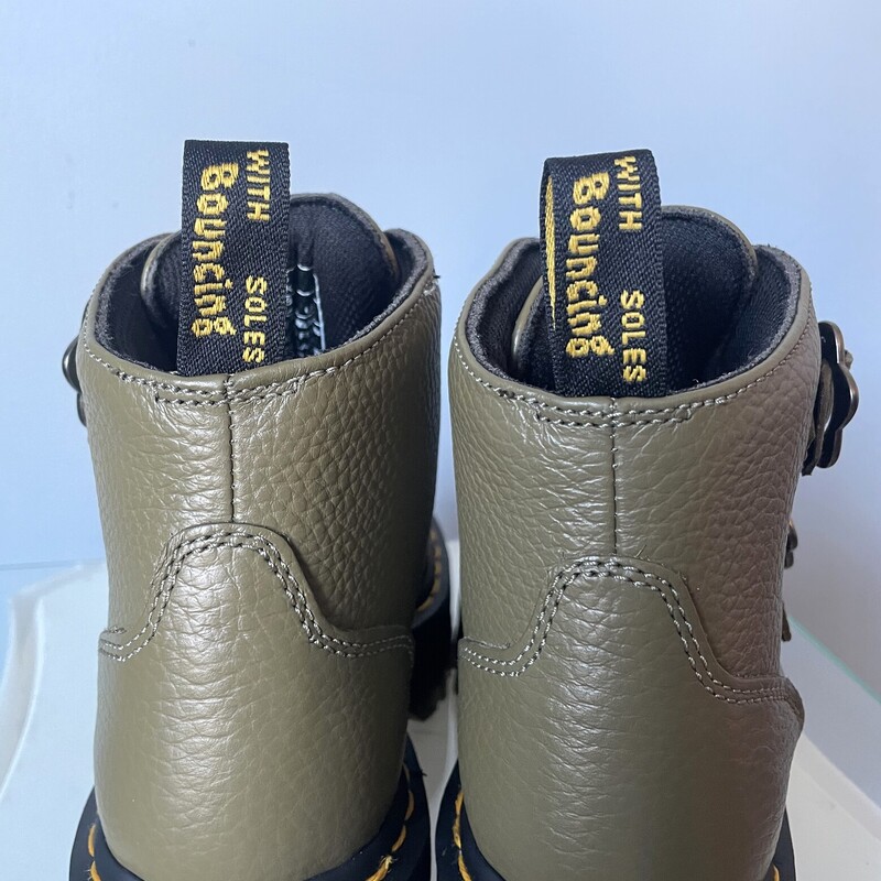 NWOT Doc Marten Devon, Green, Size: 7

Beautiful pair of never worm Doc Marten Platform boots with a darling flower buckle detailing.
Style name is Devon Flower
Platform rubber sole with signature yellow stitching.
beautiful olive green color
size 7
thanks for looking!!
#69685
