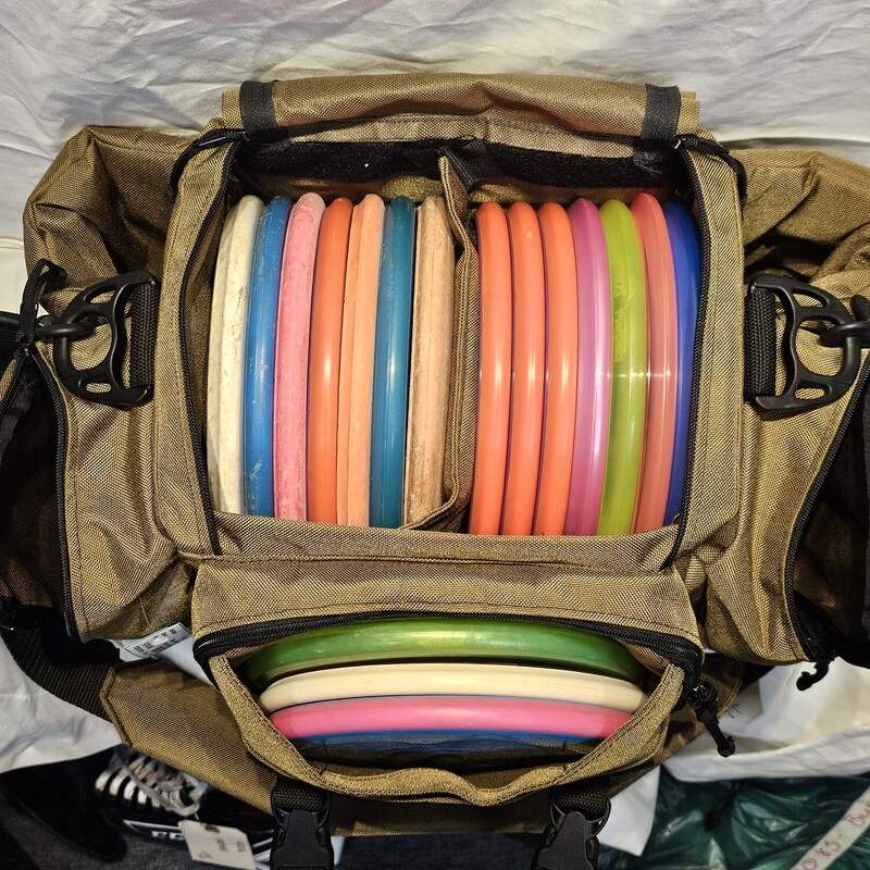 Gorilla Boy Deluxe Disc Golf Carry Bag<br />
<br />
17 Disc Capacity: 14 Disc Main Pocket and 3 Disc Front Pocket<br />
<br />
2 Side Zipper Compartments w/ pouch within and 1 Key Ring<br />
<br />
1 Front Zipper Compartment w/ pouch within<br />
<br />
2 Side Cup Holder Pockets<br />
<br />
3 Front pouches<br />
<br />
Shoulder Strap<br />
<br />
Color: Brown<br />
<br />
Condition: Used Like New<br />
<br />
Size: 14x10x12