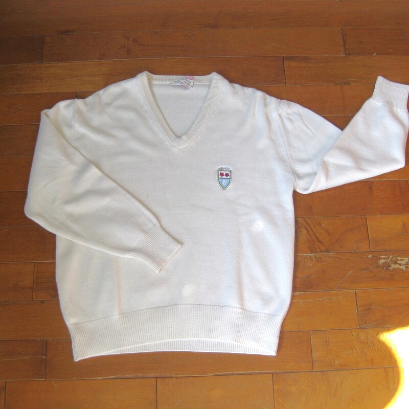 Vtg Queensboro Golf, Ivory, Size: Medium
Quite luxury tennis sweater for guys or gals.
it's 100% cotton, v neck and it has a nice preppy crest on the chest.

Excellent condition!

Flat measurements, please double where appropriate:
Shoulder to shoulder: 19.5
Armpit to Armpit: 21.75
Width at hem: 16.5
Overall length: 24
underarm sleeves seam: 16.5

Thank you for looking.
#65754