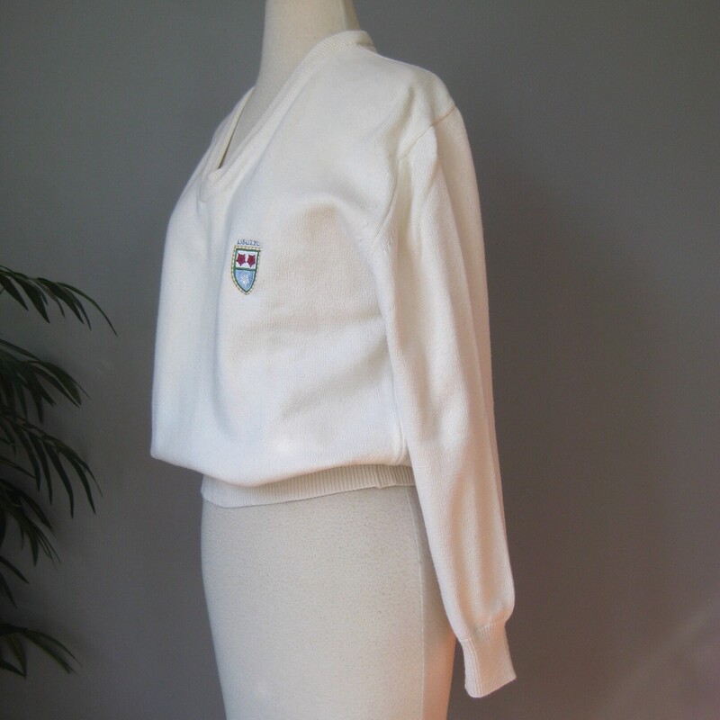 Vtg Queensboro Golf, Ivory, Size: Medium<br />
Quite luxury tennis sweater for guys or gals.<br />
it's 100% cotton, v neck and it has a nice preppy crest on the chest.<br />
<br />
Excellent condition!<br />
<br />
Flat measurements, please double where appropriate:<br />
Shoulder to shoulder: 19.5<br />
Armpit to Armpit: 21.75<br />
Width at hem: 16.5<br />
Overall length: 24<br />
underarm sleeves seam: 16.5<br />
<br />
Thank you for looking.<br />
#65754
