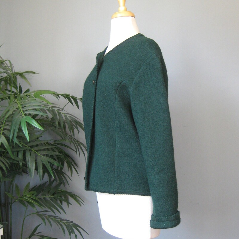Vtg Tally Ho Boiled Wool, Green, Size: Medium
Nice warm cardigan by Tally Ho.
It's made of boiled wool with knit braid trim
Round silver and black embossed metal buttons
Made in Hong Kong
Excellent condition
Marked Size M, should fit a size large as well
Here are the flat measurements, please double where appropriate:
shoulder to shoulder: 18.5
Armpit to armpit: 22.5
width at hem when buttoned: 19
underarm sleeve seam: 19
Overall length: 23

Thanks for looking!
#66449