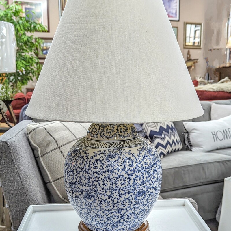 Ralph Lauren Floral Lamp
Blue White
Size: 9x23H
Matching Lamp (Different Finial) Sold Separately