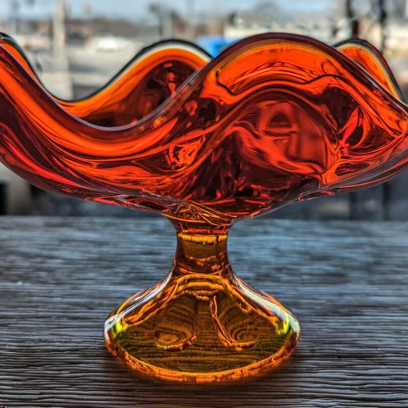 Viking Glass Amberina Bowl
Orange Yelllow Size: 7 x 4.5H