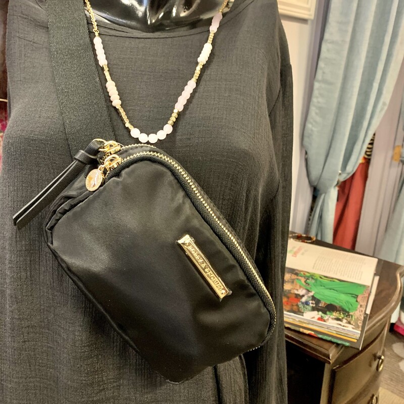 Poppies&Peonies Belt Bag,<br />
Colour: Black,<br />
Size: Medium,<br />
With adjustabel belt
