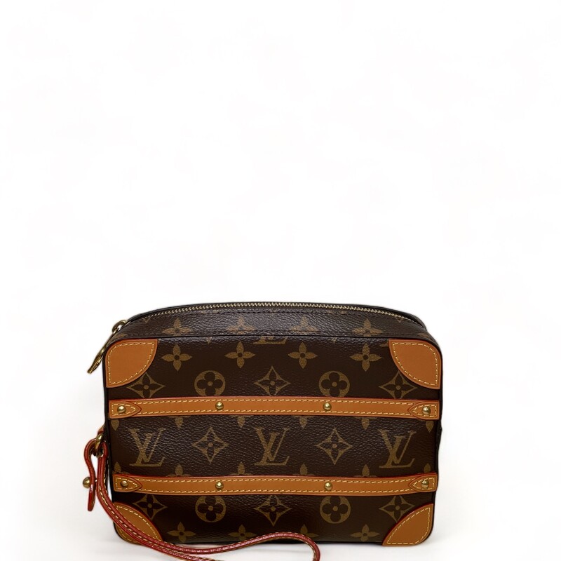 Limited Edition
LOUIS VUITTON Monogram Soft Trunk Pouch. This stylish clutch is crafted of monogram coated canvas. The clutch features gold hardware, vachetta leather trim, and an optional vachetta wristlet strap. The top zipper opens to an interior of cocoa brown fabric with card slots and a patch pocket.
Year:2019
Dimensions:
Base length: 8.25 in
Height: 5.50 in
Width: 1.75 in
