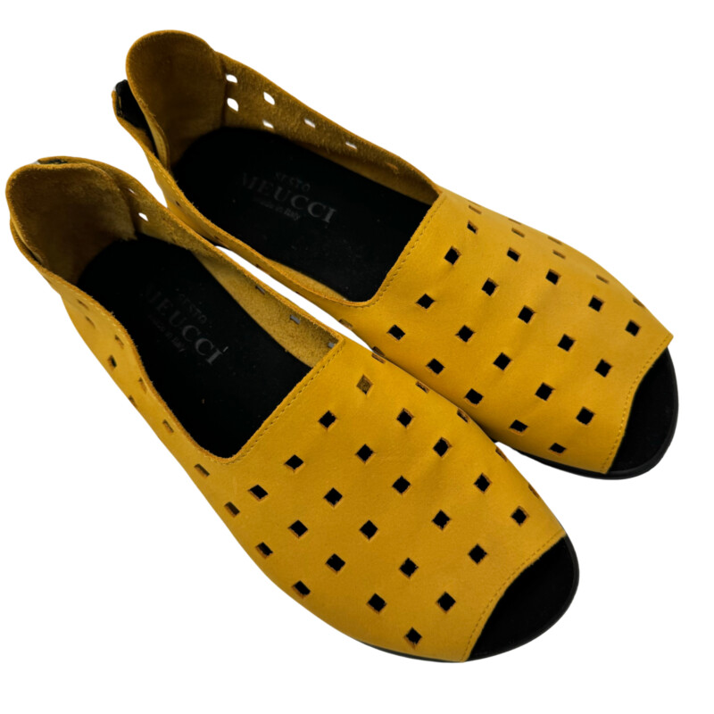 New Meucci Sesto Nubuck Shoes<br />
Cut Out Detail with Back Zipper<br />
Open Toe<br />
Color: Yellow<br />
Size: 8