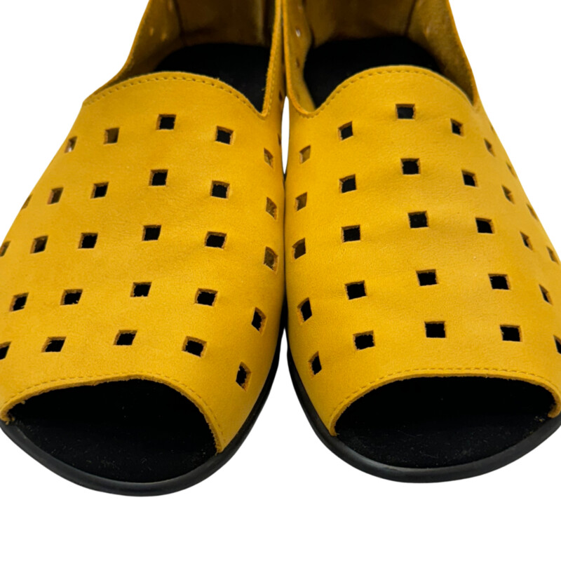 New Meucci Sesto Nubuck Shoes<br />
Cut Out Detail with Back Zipper<br />
Open Toe<br />
Color: Yellow<br />
Size: 8