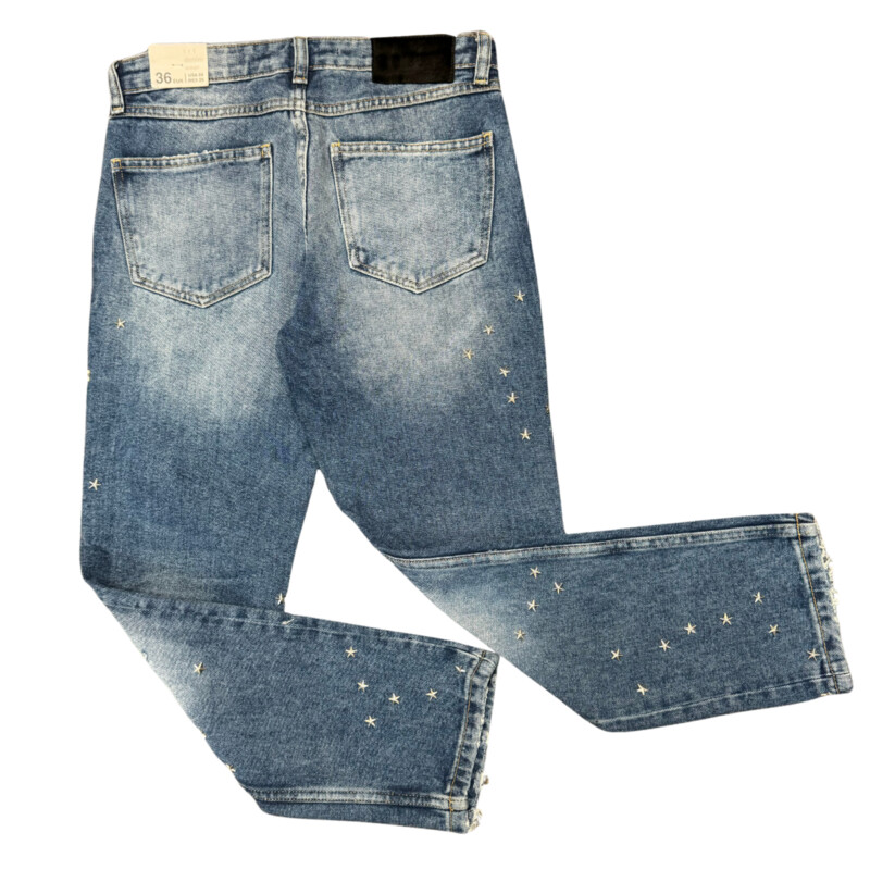 New Trafaluc Star Studded Jeans<br />
Color:  Denim<br />
Size: 4<br />
Retails for $110.00