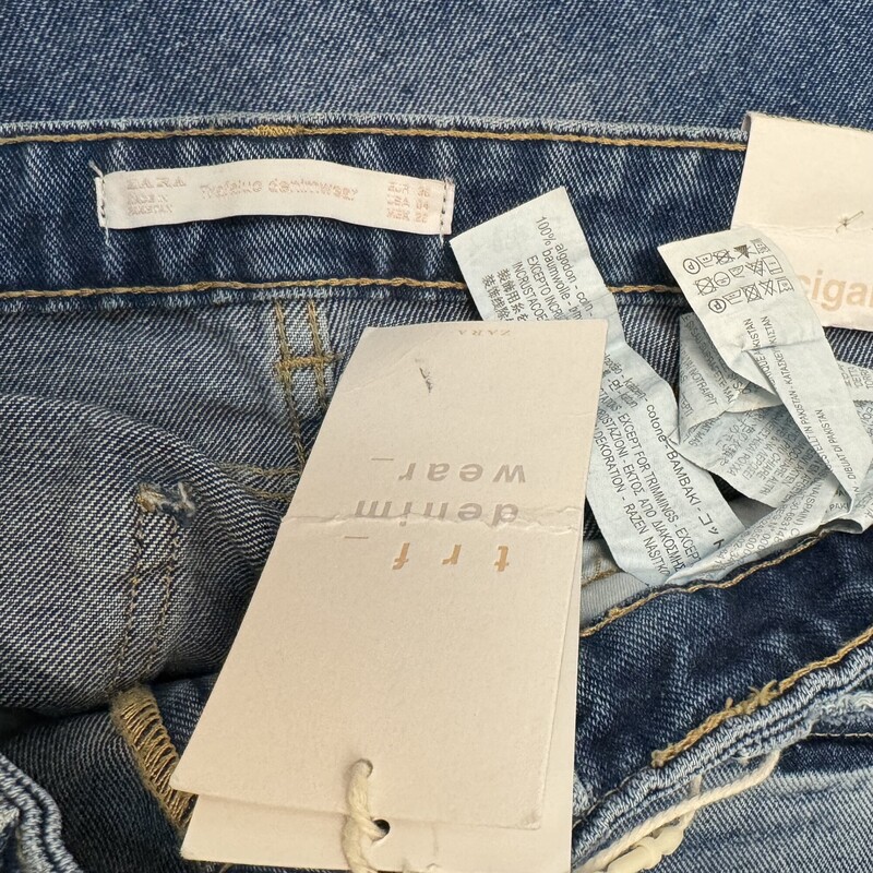 New Trafaluc Star Studded Jeans<br />
Color:  Denim<br />
Size: 4<br />
Retails for $110.00