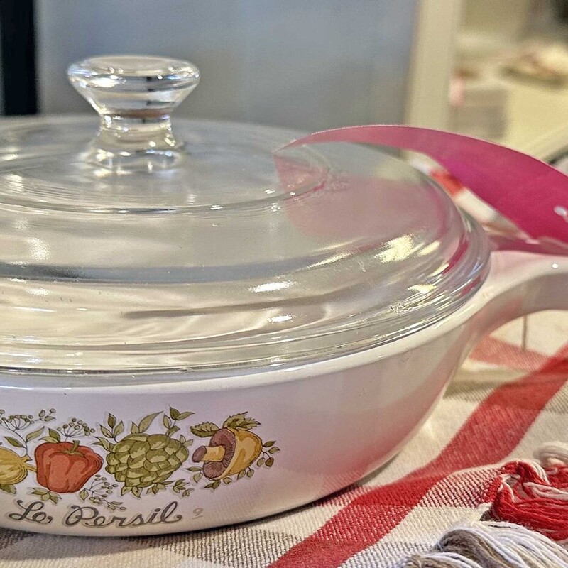 Corningware Le Persil Ceramic Pan with Glass Lid.
7 In Round.