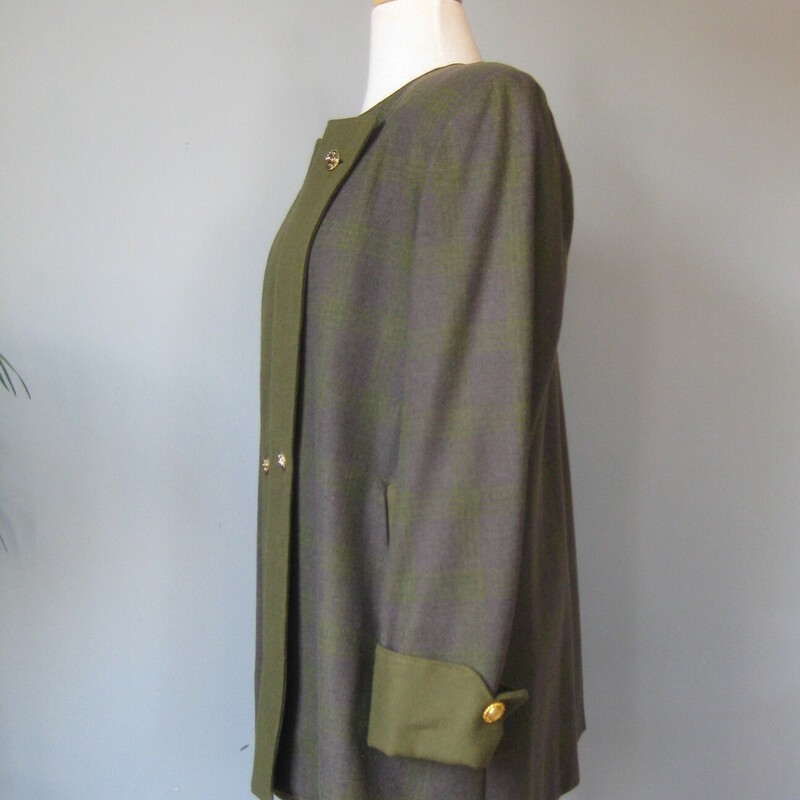 Military look long line blazer in gray green plaid wool by Bella Vista
It has an open front, with wide turned back facings and decorative gold metal buttons on each side.
It does not button closed.
Deep cuffs balance out the front and lend that military look
working pockets
Fully Lined with shoulder pads built in under the lining.
It's a bit longer in the back that in the front.

Flat Measurements:
Armpit to Armpit: 22.5
Shoulder to shoulder: 16.5
Underarm seam: 17
Length in front: 30

perfect condition
thanks for looking!
#63184