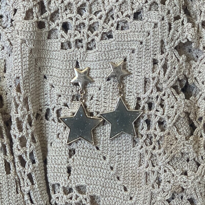 These super versitile earrings will match any outfit this season! They are super light weight for comfort, and super cute for style!<br />
Available in Pink and Gray stars!