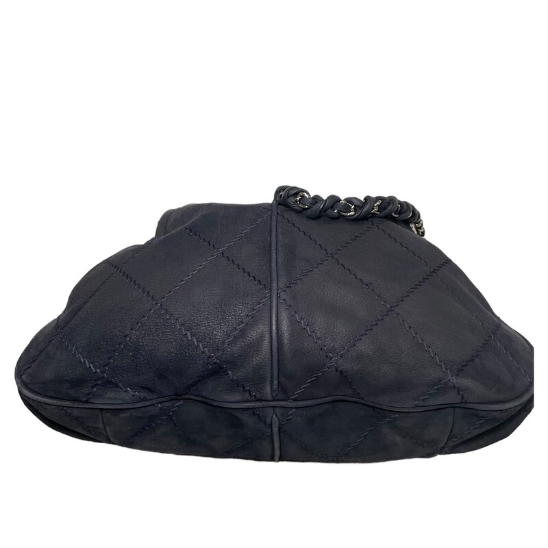 This Chanel Ultimate Stitch Hobo Quilted Nubuck Large, crafted from blue quilted nubuck, features braided woven in leather chain link strap, two exterior zip pockets, and silver-tone hardware. It opens to a blue fabric interior with zip and slip pockets.<br />
Dimensions:<br />
15W x 13:H x 4D<br />
Code: 17186903<br />
Production year:2012-2013