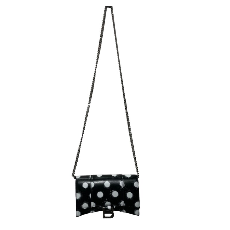 Balenciaga Hourglass Wallet On A Chain
Hourglass bag on chain strap in smooth calf leather painted with Black/ White polka dots.
Dimensions: 7.8 WX 4.7 Hx2D
Like new