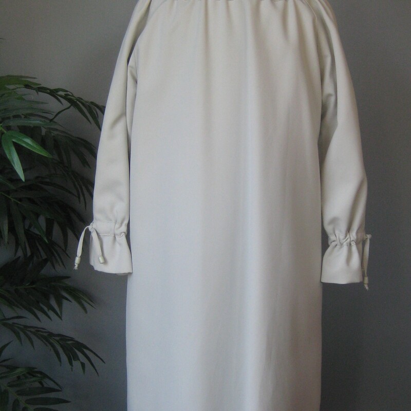 Vtg Forecaster Lined Tren, Beige, Size: Vtg 12<br />
Sweet feminine raincoat by Forecaster.<br />
It has a unique gathered treatment at the shoulders and bows at the wrists.<br />
Otherwise simple.<br />
No nonsense warm zip out lining included.<br />
Marked size 7/8  should fit a modern size small or maybe medium.<br />
<br />
Here are the flat measurements.  Please double where appropriate (remember to allow for wearing ease!):<br />
Armpit to Armpit: 22<br />
Waist: 24.5<br />
Hips: 26<br />
Underarm sleeve seam length: 17.25<br />
Length: 39.5<br />
<br />
Excellent condition, no flaws!<br />
<br />
thanks for looking!<br />
#69163