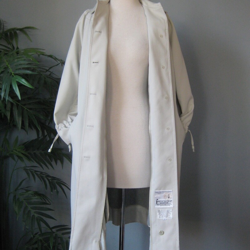 Vtg Forecaster Lined Tren, Beige, Size: Vtg 12
Sweet feminine raincoat by Forecaster.
It has a unique gathered treatment at the shoulders and bows at the wrists.
Otherwise simple.
No nonsense warm zip out lining included.
Marked size 7/8  should fit a modern size small or maybe medium.

Here are the flat measurements.  Please double where appropriate (remember to allow for wearing ease!):
Armpit to Armpit: 22
Waist: 24.5
Hips: 26
Underarm sleeve seam length: 17.25
Length: 39.5

Excellent condition, no flaws!

thanks for looking!
#69163