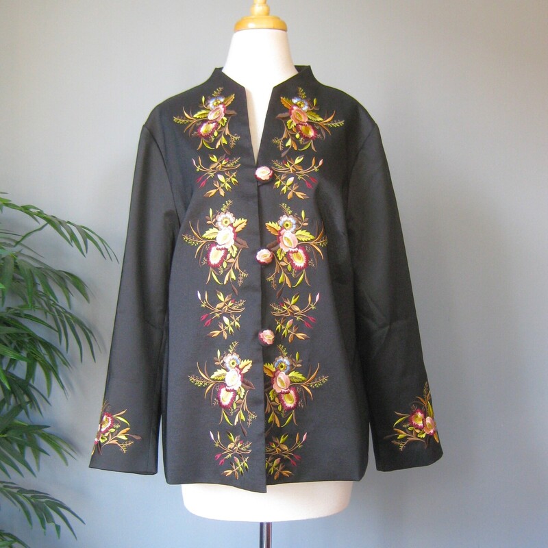 Pretty satin jacket from the Metropolitan Museum of Art shop.
It's black with floral embroidery on the front, back and at the end of both sleeves.
Red lining
button closure
marked size L
flat measurements:
shoulder to shoulder: 17.25
armpit to armpit: 22
length: 26
underarm sleeve seam: 17

excellent pre-owned condition, no flaws!

thanks for looking!
#69037
