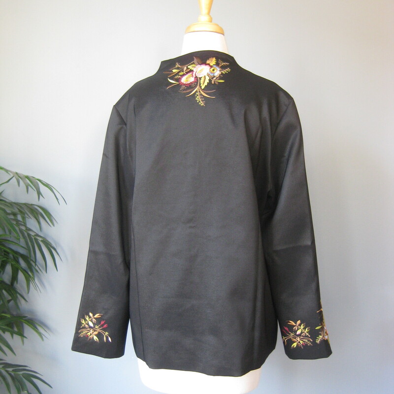 Pretty satin jacket from the Metropolitan Museum of Art shop.
It's black with floral embroidery on the front, back and at the end of both sleeves.
Red lining
button closure
marked size L
flat measurements:
shoulder to shoulder: 17.25
armpit to armpit: 22
length: 26
underarm sleeve seam: 17

excellent pre-owned condition, no flaws!

thanks for looking!
#69037