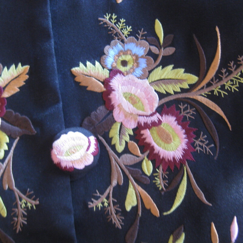 Pretty satin jacket from the Metropolitan Museum of Art shop.<br />
It's black with floral embroidery on the front, back and at the end of both sleeves.<br />
Red lining<br />
button closure<br />
marked size L<br />
flat measurements:<br />
shoulder to shoulder: 17.25<br />
armpit to armpit: 22<br />
length: 26<br />
underarm sleeve seam: 17<br />
<br />
excellent pre-owned condition, no flaws!<br />
<br />
thanks for looking!<br />
#69037