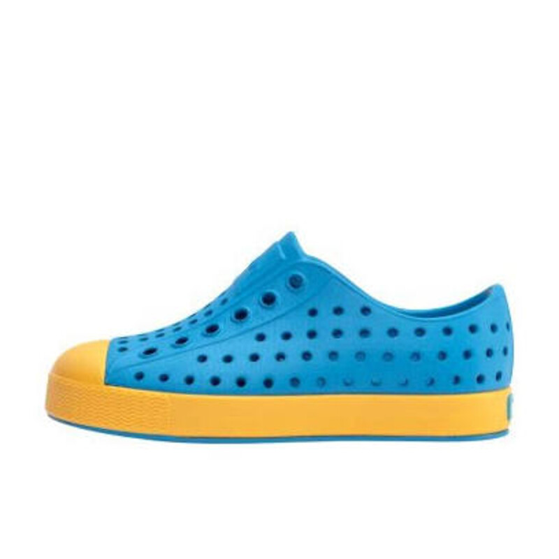 Native Jefferson Child, Wave Blue, Size: C13

It's the leader of lite-ness and our original EVA all-star, the uncompromisable Jefferson. Like any reigning ruler of the ring, the Jefferson encompasses all of the fine features that you'd expect from a Native shoe. It's shock absorbent, odor resistant, hand-washable, and comes in an infinite assortment of colors and treatments. Capabilities clouds could only dream of.

MATERIALS
Rubber Rand and Toe
Injection Molded EVA Construction